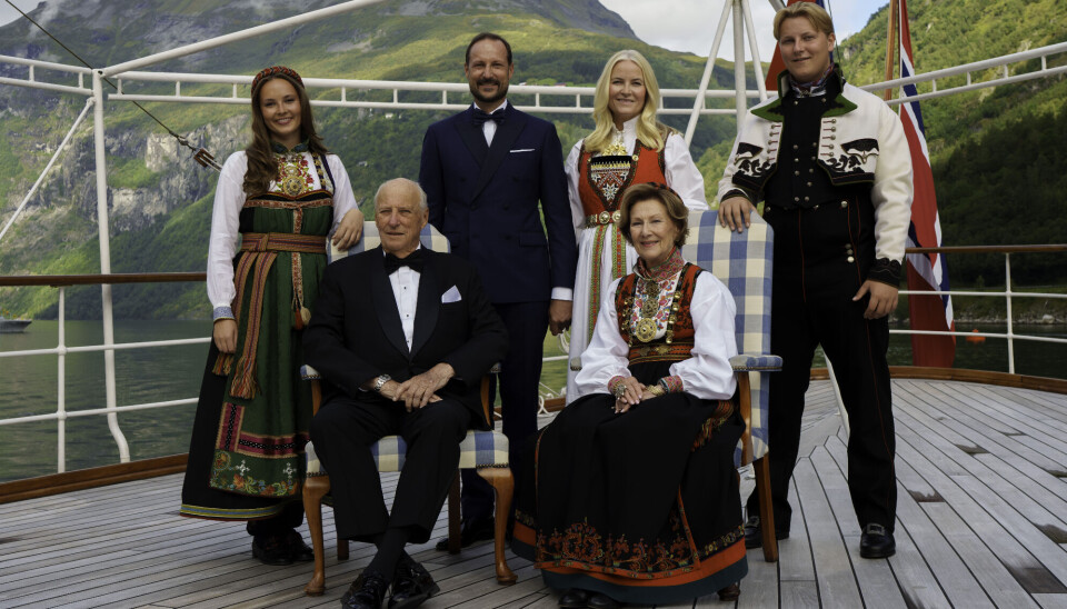 Kong Harald og dronning Sonja ses her sammen med kronprinsfamilien i forbindelse med prinsesse Märtha Louises bryllup forgangne weekend.