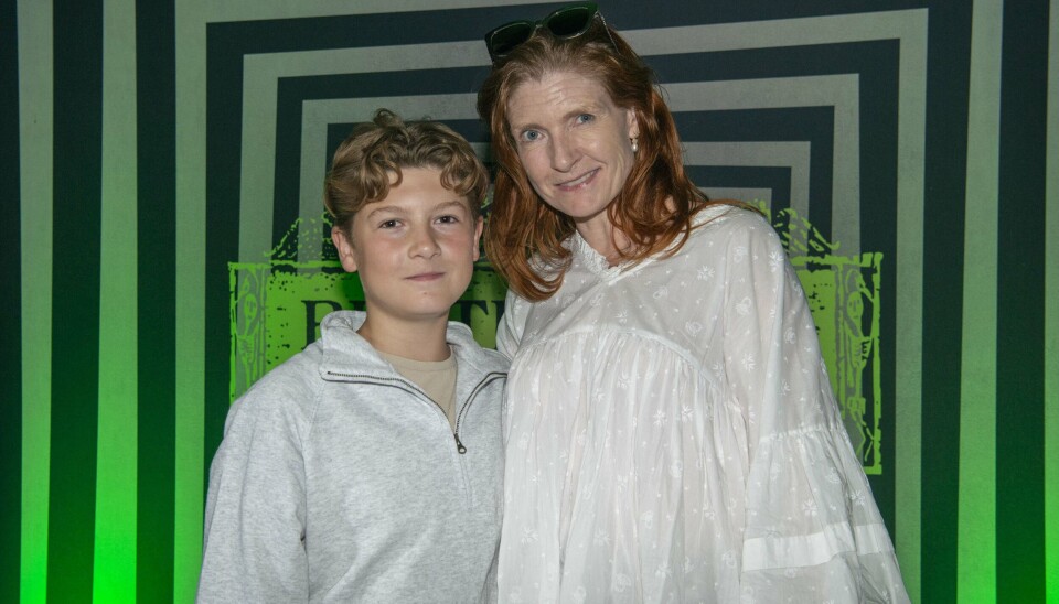 Nina Munch-Perrin til premiere på en spøgelsesfilm med sønnen Bastian, 13.