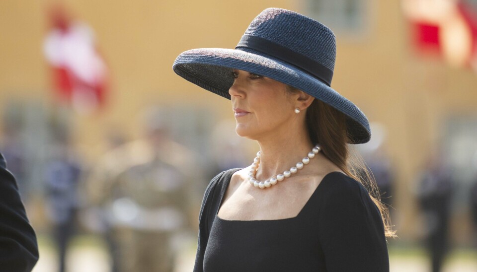 Dronning Mary iført smuk sørgetøj og matchende smyikker.