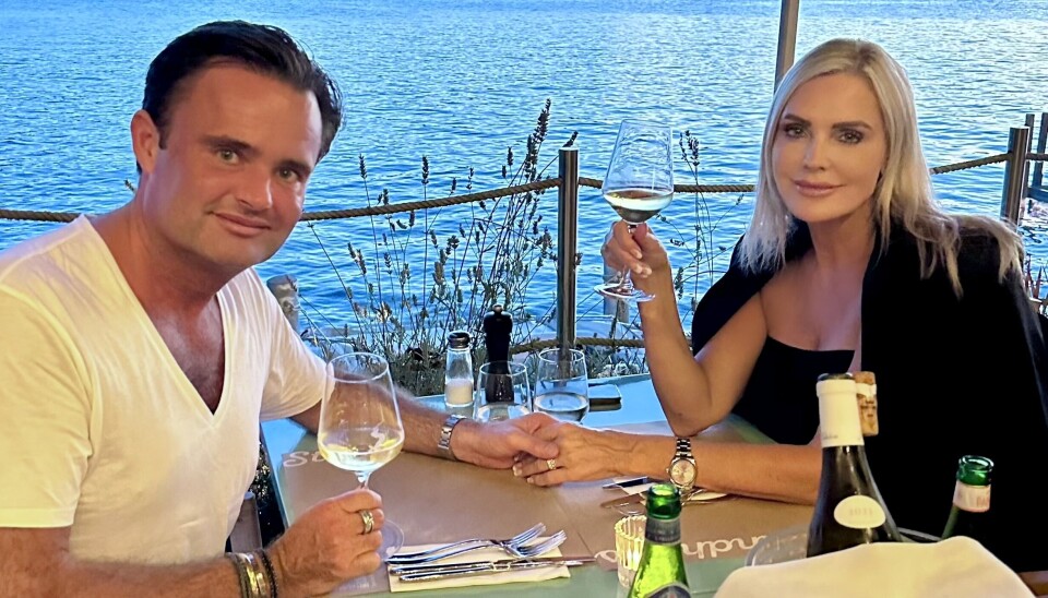 Janni Ree og Jeppe Stokholm på restaurant i Schweiz, hvor hun lige nu opholder sig.