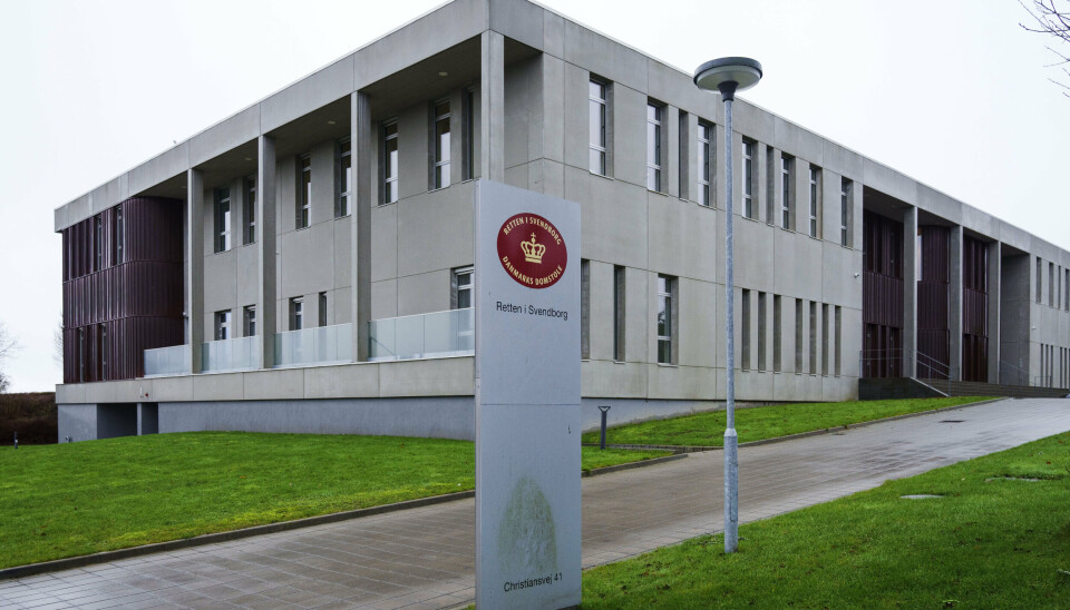 En 43-årig mand er ved Retten i Svendborg tiltalt for at give vand tilsat sløvende medicin til 14-årig pige og for at voldtage pigen efterfølgende. (Arkivfoto).