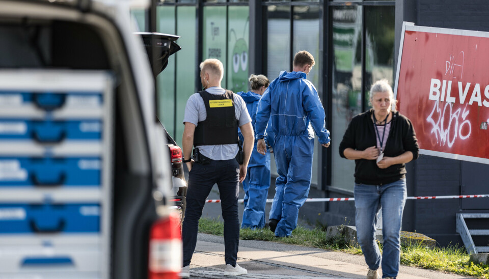 Politiet arbejdede søndag ved Kulbanevej i Valby i forbindelse med et knivdrab på en 17-årig dreng.