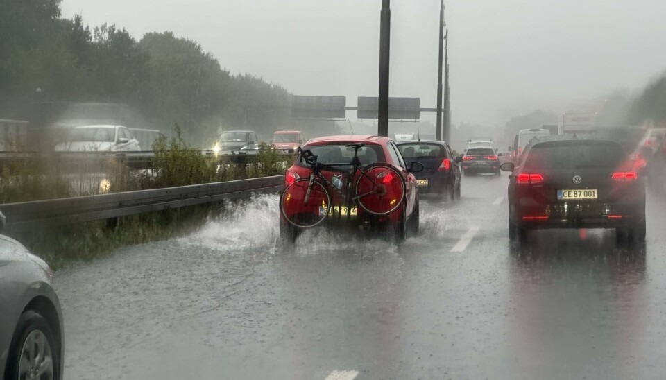 Vand motorvej skybrud regn vejr DMI voldsomt genre genrefoto