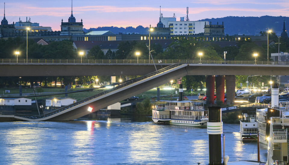 Det er denne bro over den tyske flod Elben i den tyske by Dresden, der natten til onsdag er styrtet sammen