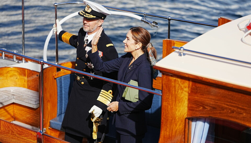 Kongeparret, kong Frederik og dronning Mary, går officielt i land fra kongeskibet Dannebrog fra Nordre Toldbod i København.