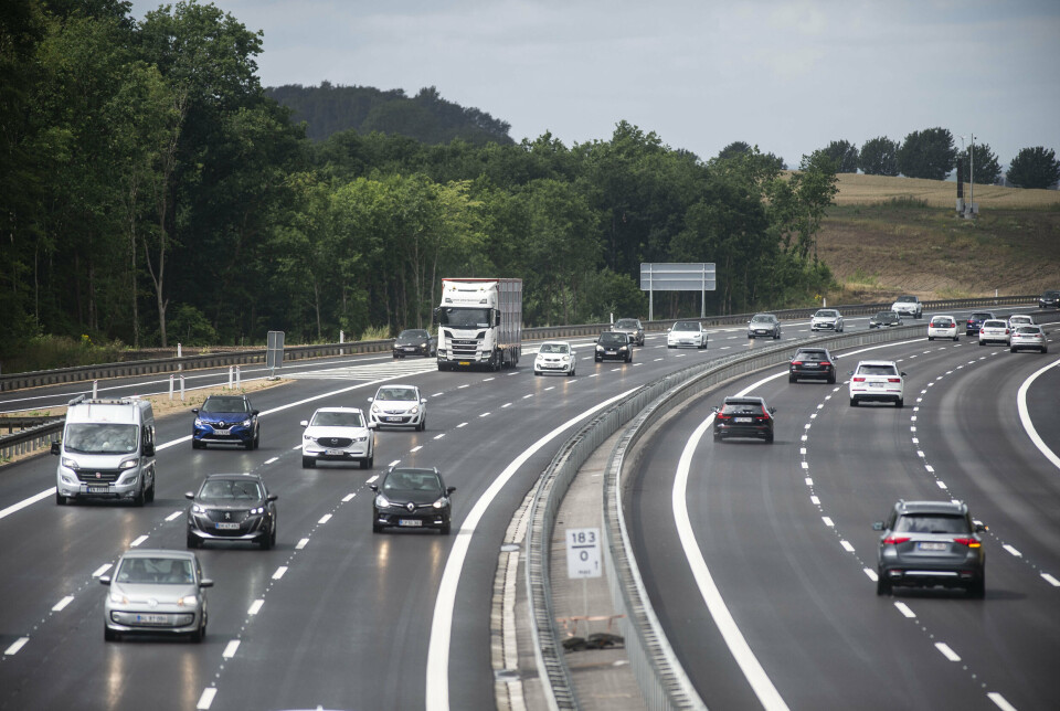 Hvis du kører 110 kilometer i timen i stedet for 130 på motorvejen i en benzin- eller elbil, er besparelsen i brændstof henholdsvis 16 og 19 procent. Bilen kører altså længere per liter eller per kilowatt-time. Det viser en test fra FDM. (Arkivfoto).