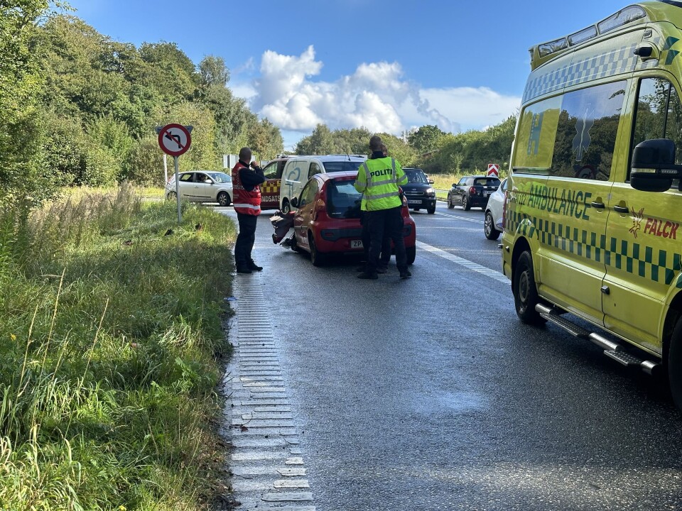 Politi og ambulance er på stedet.