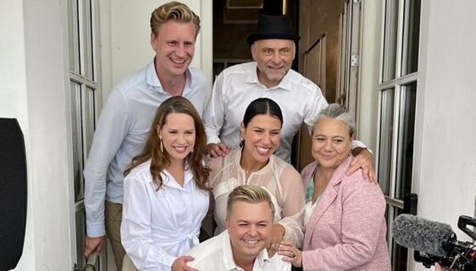 Amalie Dollerup, Anne Herdorf, Jesper Lundgaard, Jasmin Gabay, Jeff Schjerlund og Andreas Jebro fordeler rollerne imellem sig i Sønderborg revyen 2025.