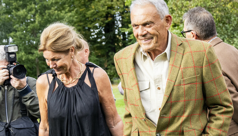 Karsten Ree ankom med veninden Gitte Peters ved sin side til uddelingen af Rungstedlundprisen 2024 på Karen Blixen Museum på Rungsted Kyst i går, mandag.