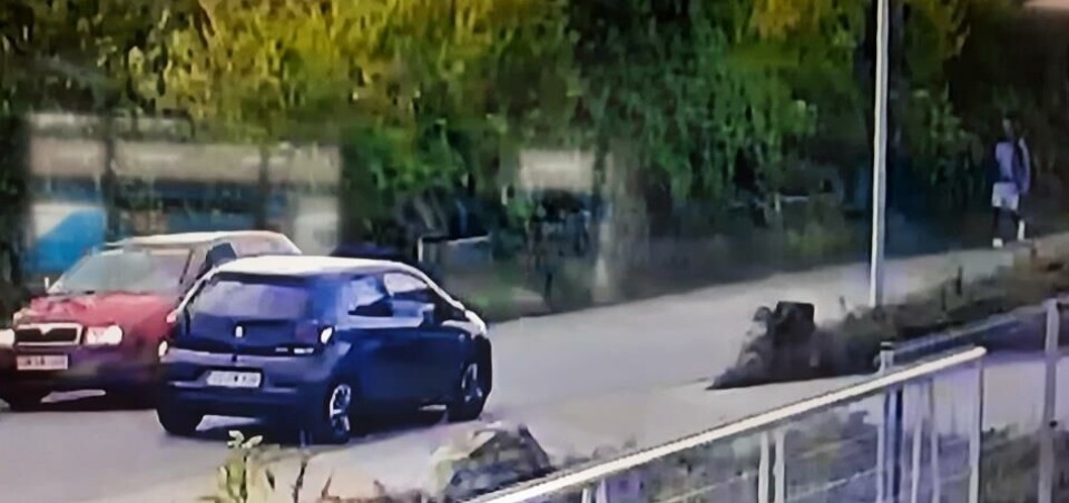 Politiet søger i særdeleshed bilisten i den mørke bil og fodgængeren, som den røde Skoda Fabia passerede på Egumvej.