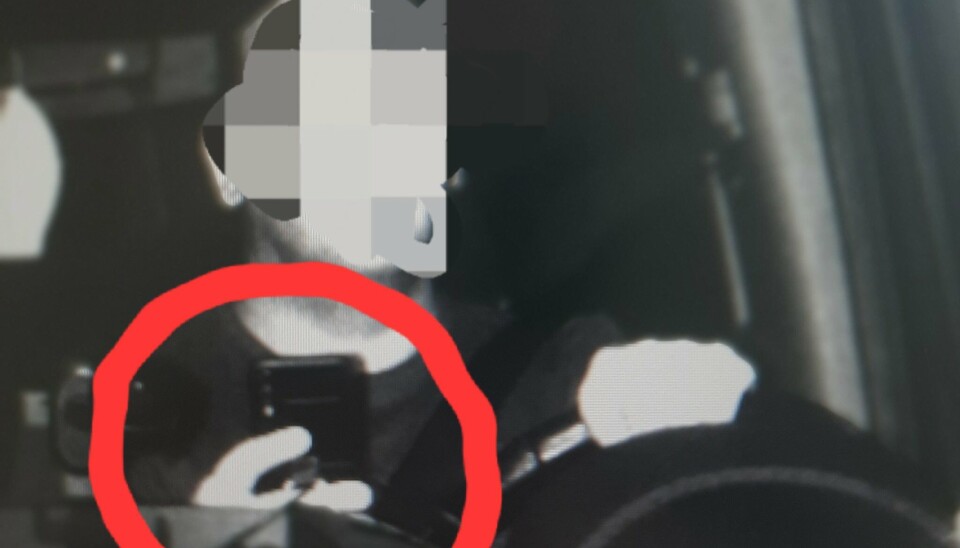Denne bilist blev knaldet for både hastighedsoverskridelse og for at tale i håndholdt mobil, mens han kørte for hurtigt.