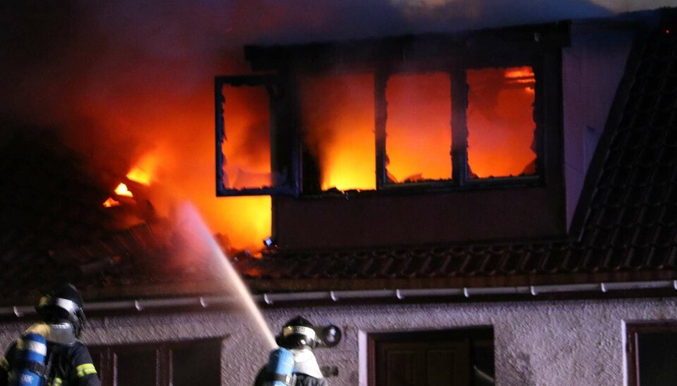 En villa står onsdag morgen i flammer på Holmmøllevej i Lemming ved Silkeborg.