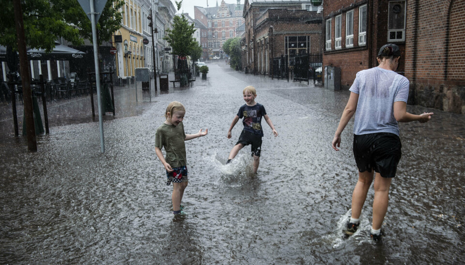Flere steder i Jylland kan blive ramt af lokale skybrud fredag. (Arkivfoto).