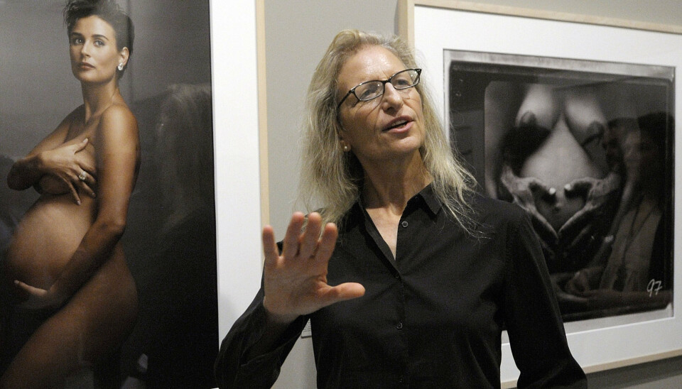 Annie Leibovitz er ud over det ikoniske billede af Beatles-stjernen John Lennon også kendt for portrættet, der hænger til højre for hende, som viser Demi Moore under hendes graviditet.