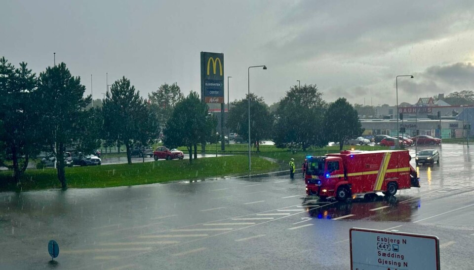 Brand og redning assisterer på stedet, mens alle bliver frarådes at køre ud.