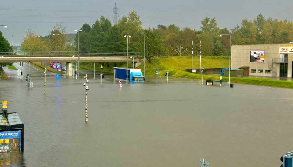 En lastbil sidder fast ved Bilka i Esbjerg.