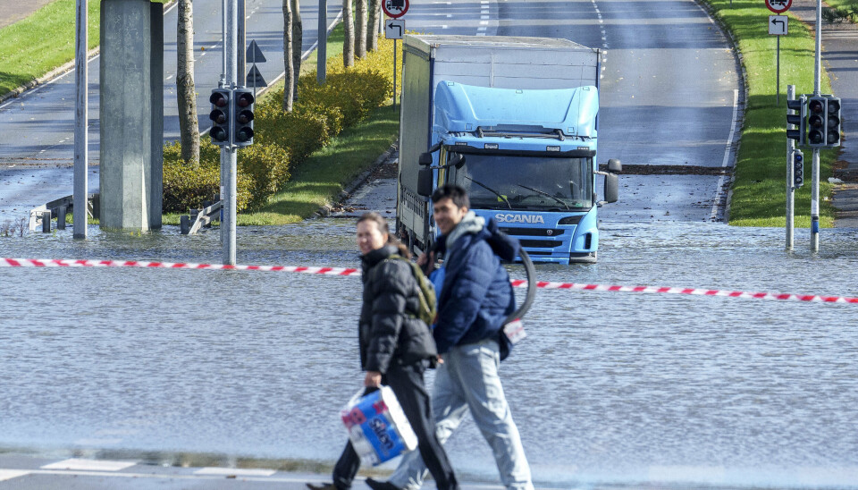 Et ualmindeligt kraftigt regnvejr gav fredag og lørdag problemer i trafikken i Esbjerg og Vejle.