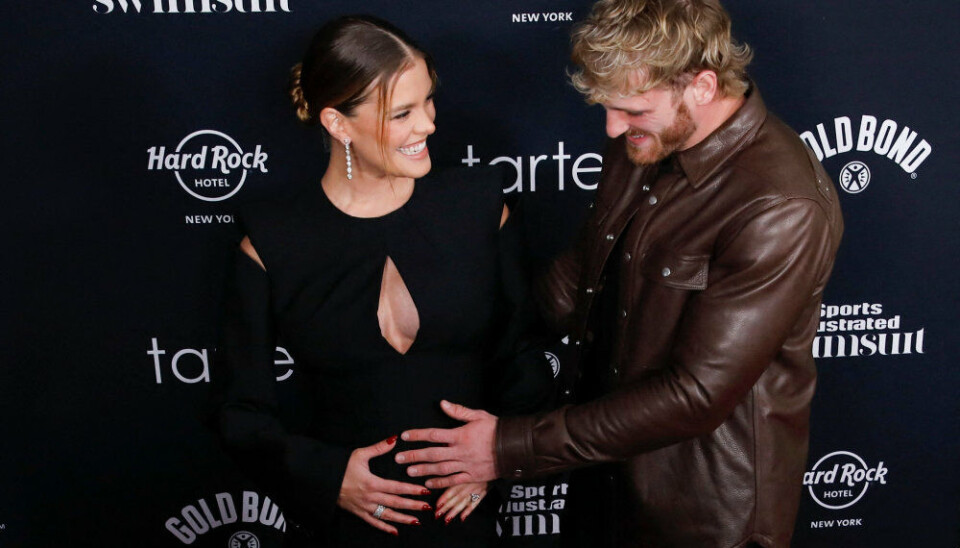 Nina Agdal har tidligere været kædet sammen med den oscarvindende Hollywood-stjerne Leonardo DiCaprio, men er i dag forlovet med den amerikanske mediepersonlighed Logan Paul, som hun nu har fået sit første barn med.