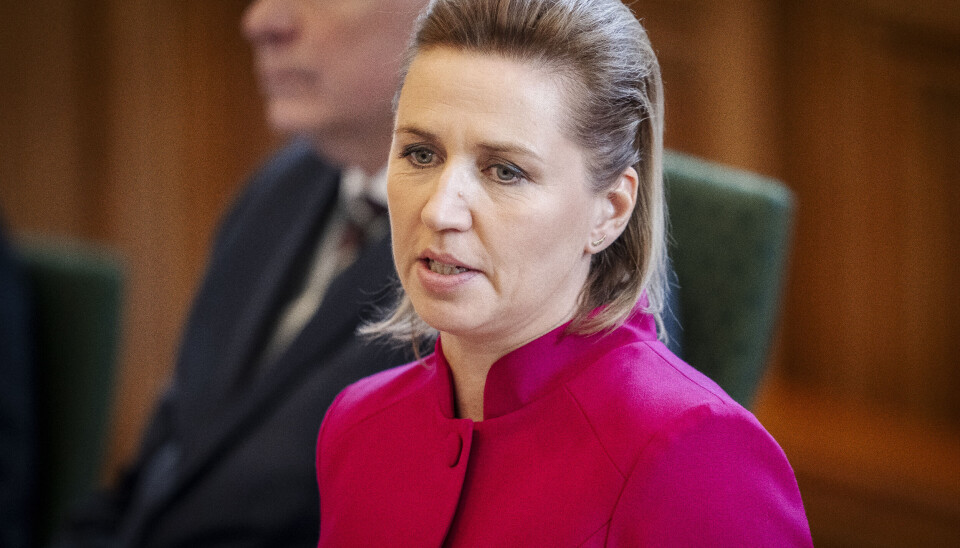 Mette Frederiksen kommer torsdag under stort pres fra en samlet opposition, der kræver at blive indkaldt til forhandlinger om fremtidens pensionsalder.