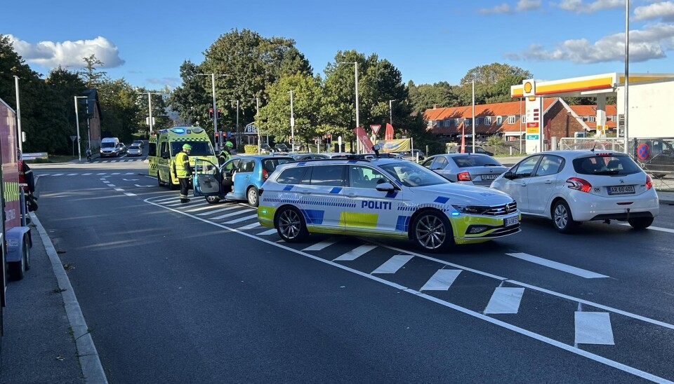 To biler endte med at påkøre hinanden i krydset ved Rønnebær Alle og Kongevejen.