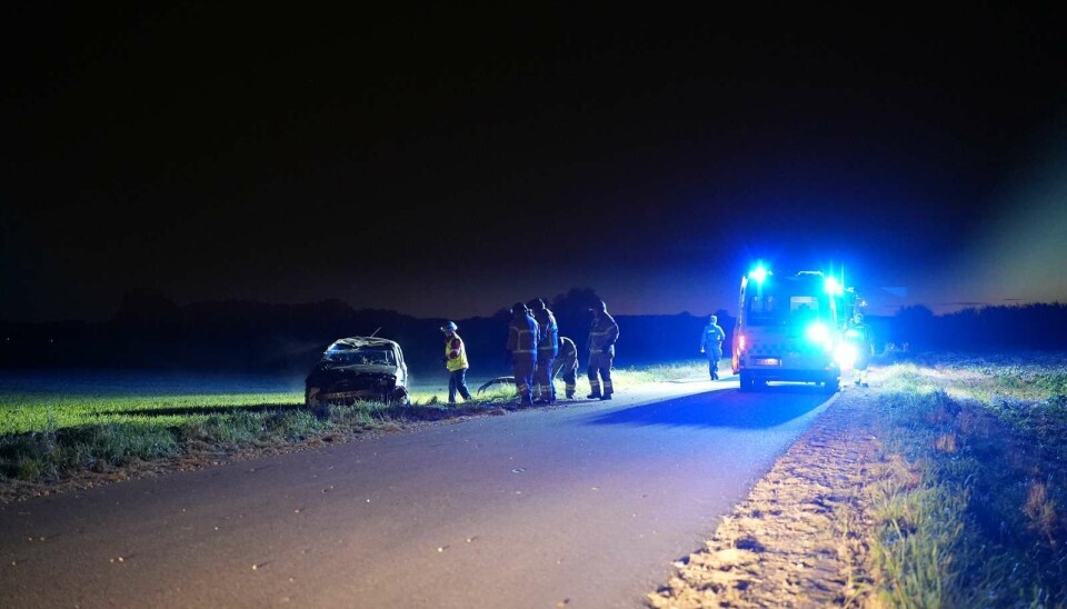 Bilen endte med at vælte rundt flere gange og lande i grøften.