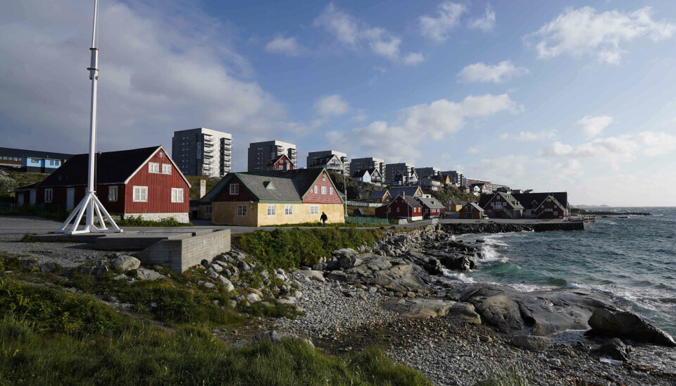 En 20-årig mand blev fredag fundet død i en boligblok i det centrale Nuuk. Lørdag blev en 25-årig mistænkt anholdt. (Arkivfoto).