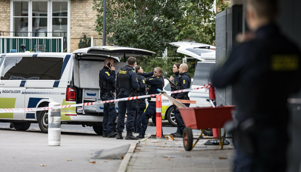 Københavns Politi er mandag til stede på Rønnebærvej i Københavns Nordvest-kvarter efter anmeldelse om knivstikkeri. En kvinde er kommet svært til skade.