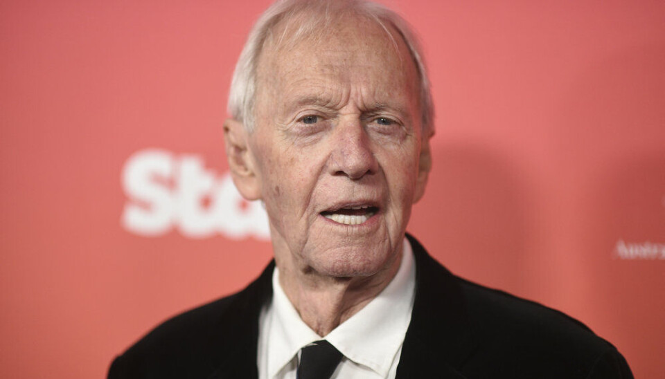 Paul Hogan er vendt hjem til Australien efter flere år i showbiz i USA. Han har tabt det meste af fedtet på kroppen, efter at han blev syg med retroperitoneal fibrose. Tirsdag fylder han 85 år.