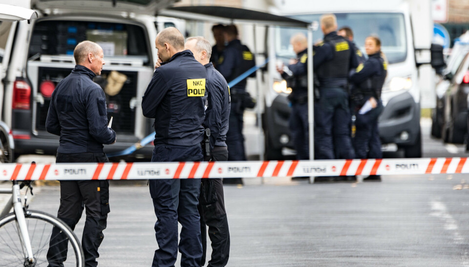 Politifolk og kriminalteknikere var mandag til stede på Rønnebærvej i Københavns Nordvestkvarter i forbindelse med et alvorligt knivstikkeri på en 35-årig kvinde. En mand er anholdt i sagen.