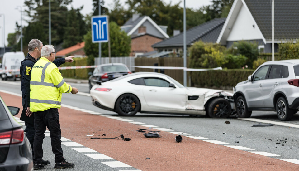 Københavns Politi leder efter en mand, der torsdag eftermiddag forulykkede i en hvid Mercedes på Amager Landevej.