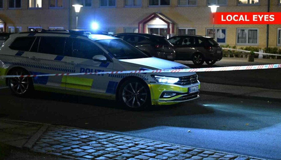 To personer er ramt af skud i Aalborg og seks personer er anholdt. Politibil spærrer i Aalborg