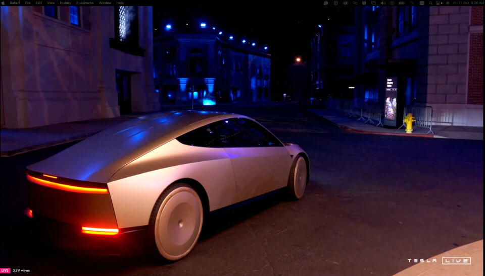 Elan Musk i den nye førerløse taxa fra Tesla. teslas førerløse taxa