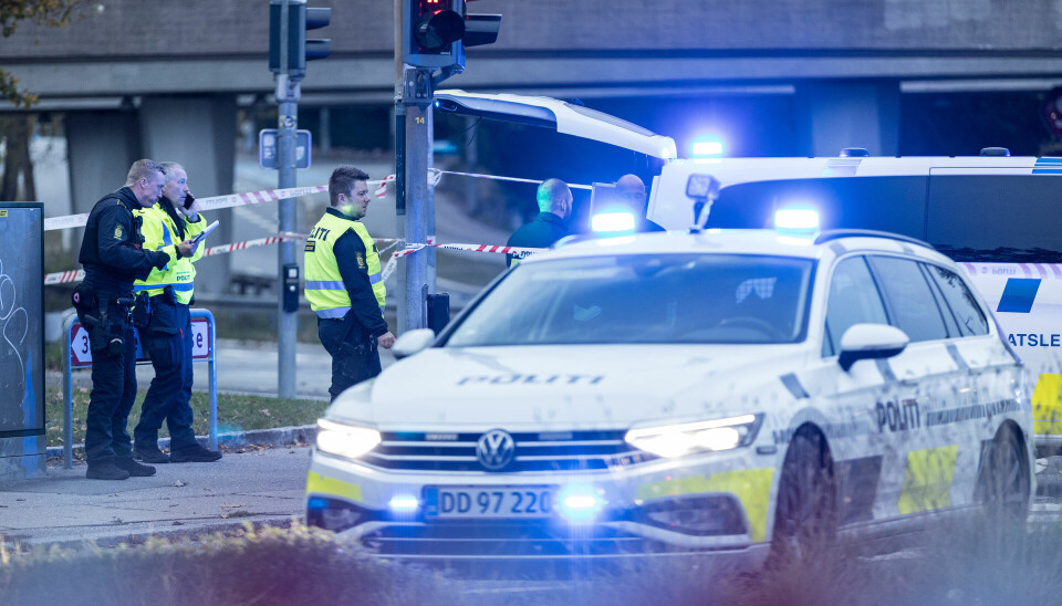 Politiet har afspærret et større område i Værløse omkring krydset Fiskebækvej og Kirke Værløsevej lørdag eftermiddag. en mand meldes skudt i maven og i kritisk tilstand. Politibiler og politibetjente til stede i Værløse lørdag eftermiddag efter skyderi