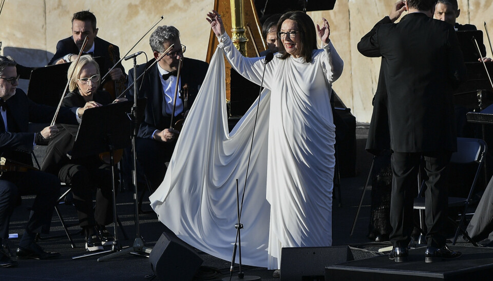 Nana Mouskouri sang i april den franske nationalsang i forbindelse med en ceremoni i Athen forud for OL i Paris i år. Søndag den 13. oktober fylder hun 90 år. (Arkivfoto)