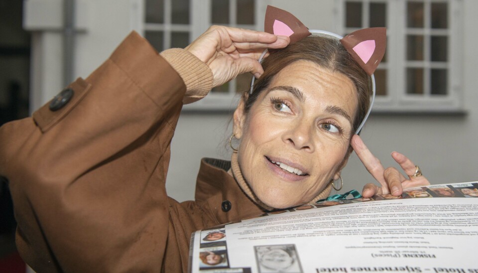 Ellen Hillingsø spillede med på noderne ved receptionen for bog om katte hos Gyldendal.