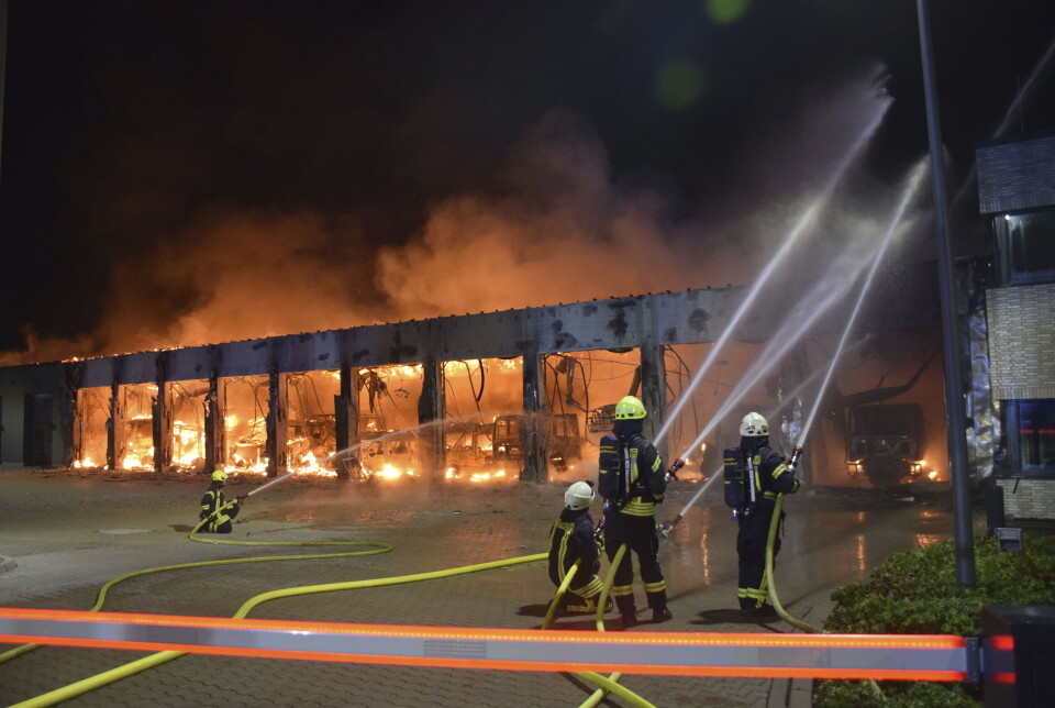Brandstationen havde ingen brandalarm, hvilket kunne have forhindret ulykken, lyder kritikken. Brandstation i den tyske by Stadtallendorf, Hesse, i Tyskland, i flammer