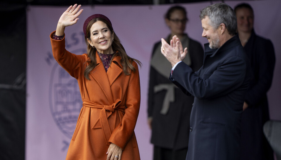Kongefamilien benytter efterårsferien til at lade op ude i skoven, hvor de har en hytte. Her er Dronning Mary klædt på i en overfrakke i efterårsfarve sammen med Kong Frederik.