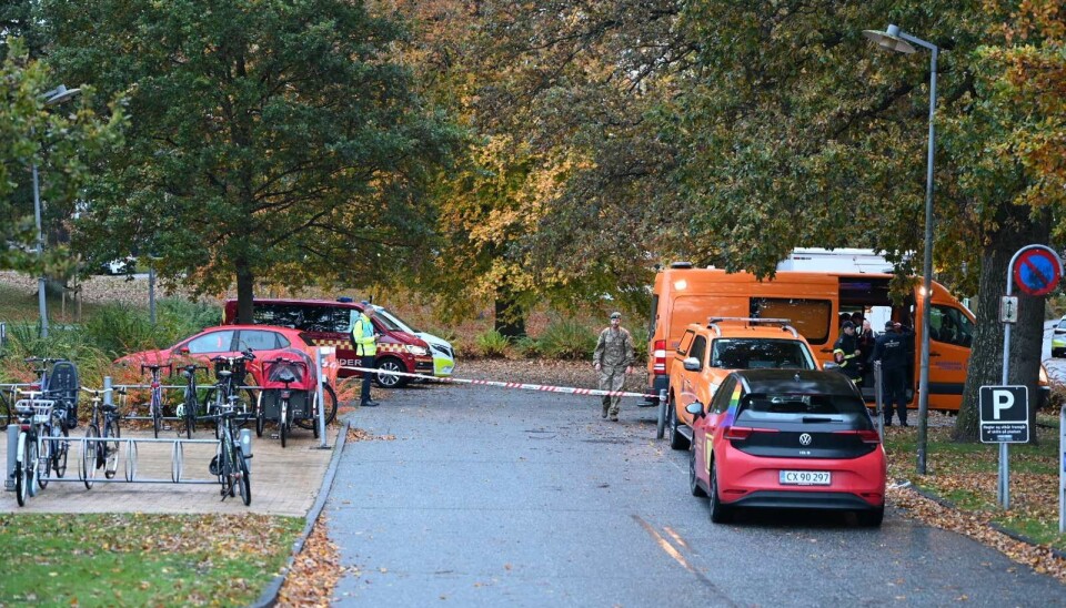 Universitetsparken ved Aarhus Universitet er blevet evakueret og afspærret efter flere har fået det skidt. Afspærring af universitetsparken ved Aarhus Universitet