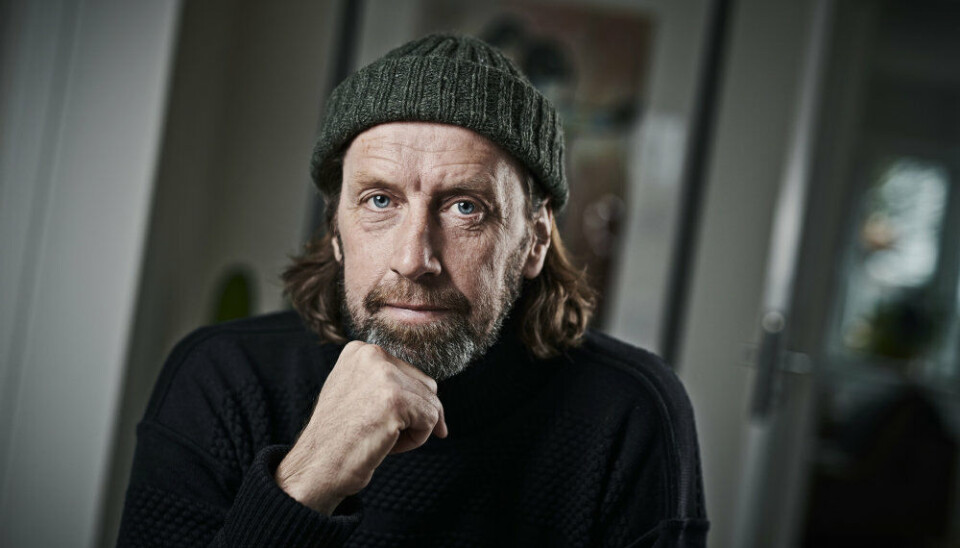 I mange år trillede Anders Agger rundt i sin sportsvogn i Ringkøbing, hvor han boede fra 1998 til 2022. I dag bor dokumentaristen i Aarhus.