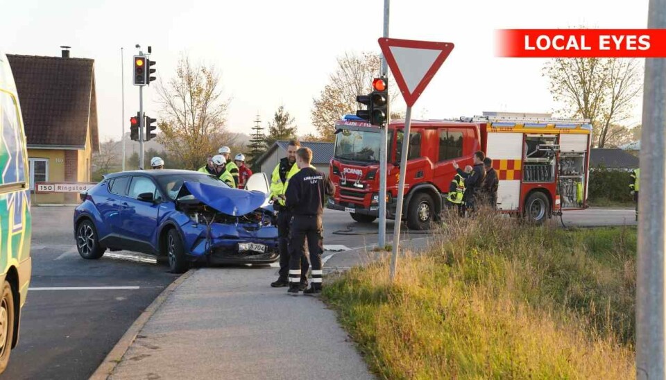Kvindens bil blev voldsomt skadet, men hun slap umiddelbart selv fra sammenstødet med bussen uden alvorlige skader.