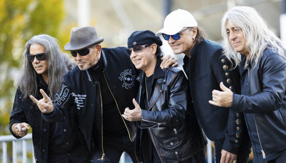 Rockbandet The Scorpions får her taget billeder foran Heinz von Heiden Arena i Hannover. Det er her, bandet spiller jubilæumskoncert i juli næste år.