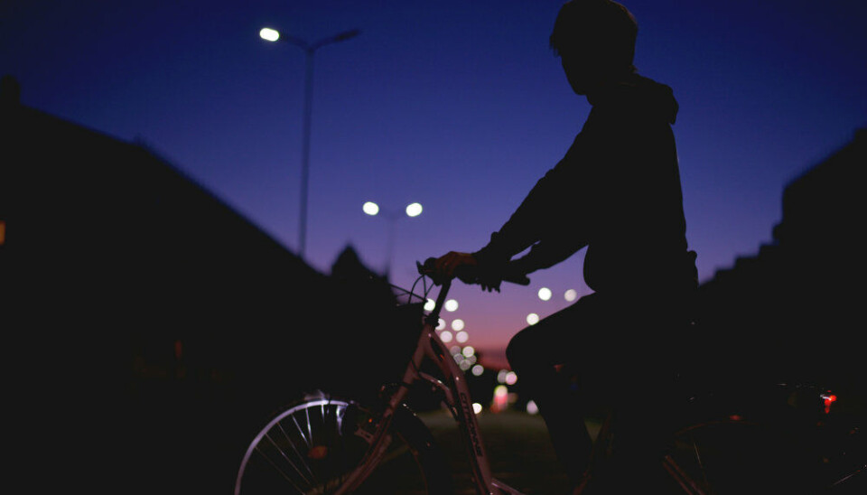 Hver anden dansker kender ikke reglerne for hvornår man skal have lys på cyklen. cykel i mørke