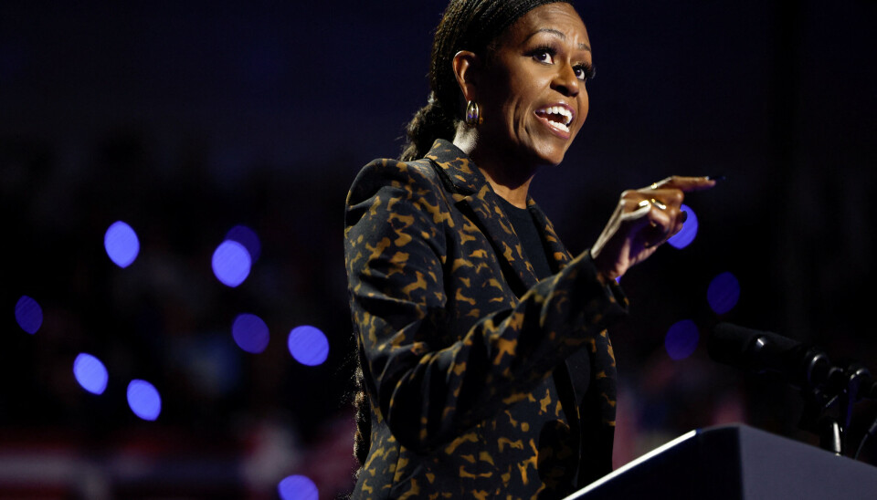 - Vi kan ikke overlade vores skæbne til folk som Trump, siger Michelle Obama til Kamala Harris' vælgermøde i Michigan.