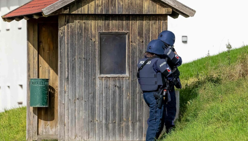 Østrigsk politi leder på anden dag efter en formodet gerningsmand bag to drab i det nordlige Østrig.