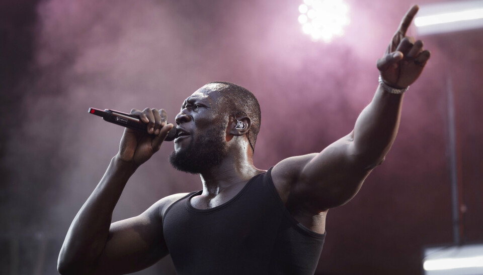 Den prisvindende musiker Stormzy er særligt kendt for numrene 'Vossi Pop', 'Hide and Seek', 'Own It', som har han har lavet med Ed Sheeran og Burna Boy, og mange flere.