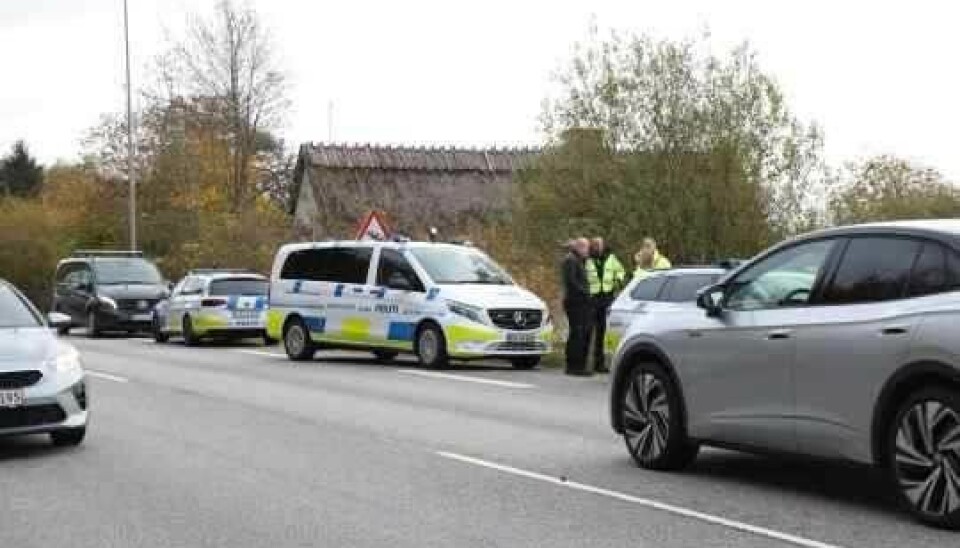 Betjente fra Nordsjællands Politi er fredag morgen massivt til stede på Kongevejen i Espergærde efter fundet af en tilskadekommen mand.
