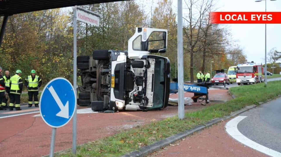 Kranen fra lastbilen endte med at støde på en gangbro, hvorefter lastbilen væltede.