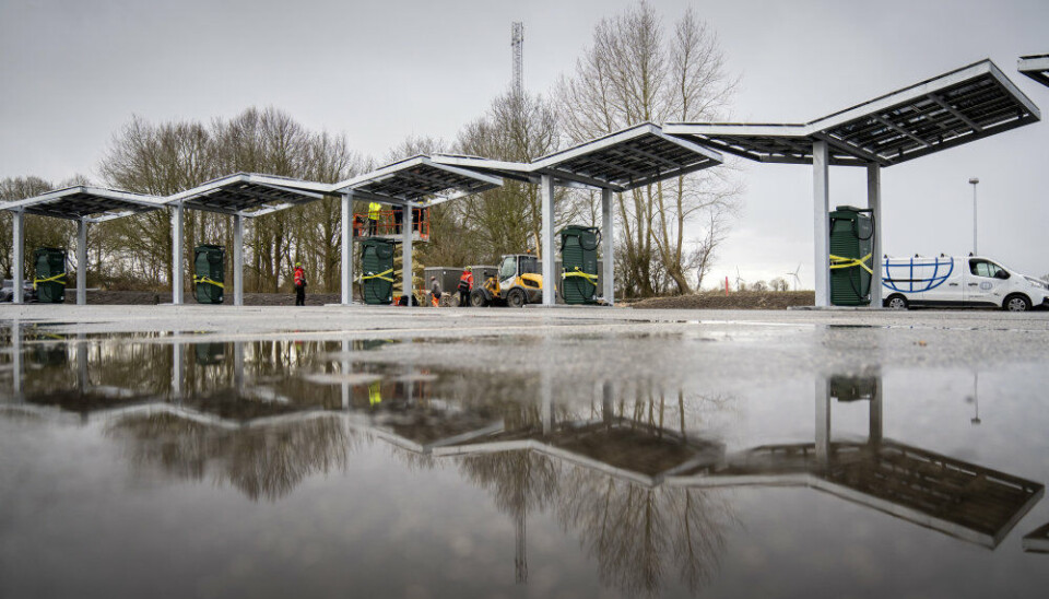 Tjek elbilens instruktionsbog for information om, hvor dybt vand bilen kan tåle at køre igennem. Du risikerer nemlig at ødelægge bilen ved at tage chancen.