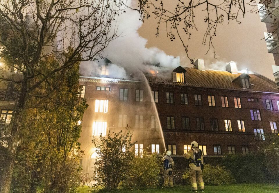 Taget over to opgange er ramt af branden på Gasværksvej på Vesterbro i København.