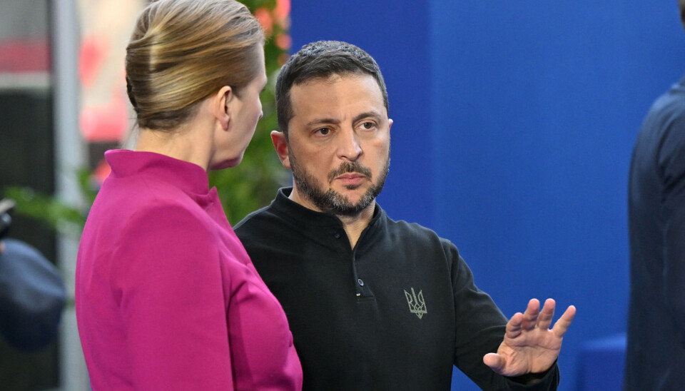 Ukraines præsident, Volodymyr Zelenskyj, taler med den danske statsminister, Mette Frederiksen (S), under torsdagens EU-topmøde i Budapest.